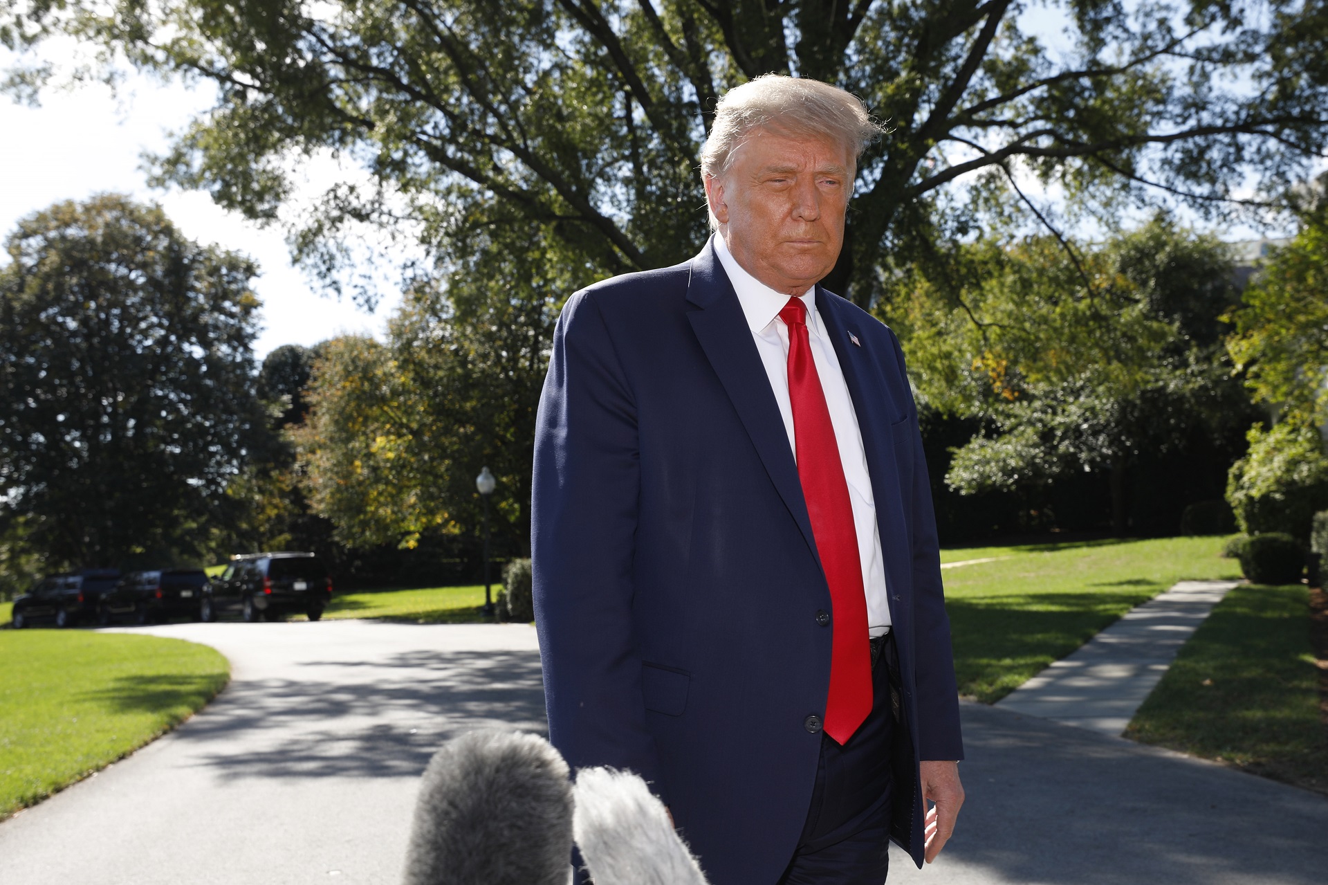 epa08709893 US President Donald J. Trump talks to the media on the South Lawn of the White House in Washington, DC, USA, 30 September 2020, before his departure for campaign travel to Duluth, Minnesota.  EPA/Yuri Gripas / POOL