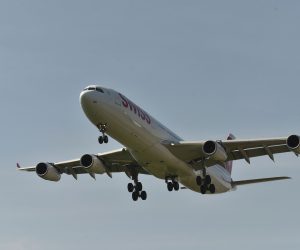 01.04.2017., Pula - Trenazni let  zrakoplova  Svicarske avio kompanije Swissair koji uvijek privlaci paznju aviljubaca koji dolaze gledati treninge uzlijetanja i slijetanja velikog putnickog zrakoplova. 
Photo: Dusko Marusic/PIXSELL