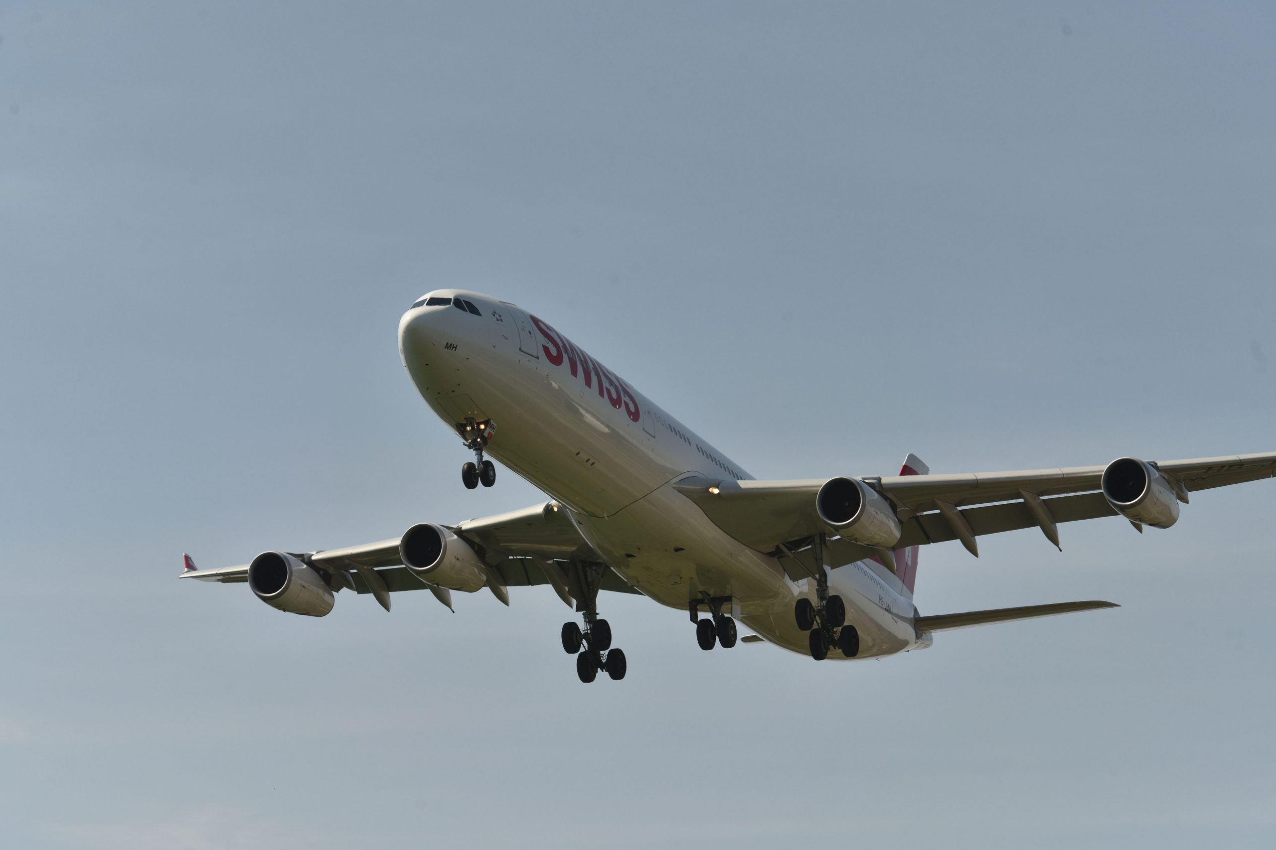 01.04.2017., Pula - Trenazni let  zrakoplova  Svicarske avio kompanije Swissair koji uvijek privlaci paznju aviljubaca koji dolaze gledati treninge uzlijetanja i slijetanja velikog putnickog zrakoplova. 
Photo: Dusko Marusic/PIXSELL