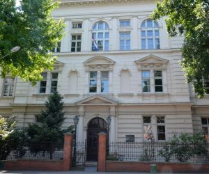 01.07.2015., Bjelovar - Damir Bajs, zupan Bjelovarsko-bilogorske zupanije, u cijem su vlasnistvu skole, najavio je obnovu gimnazije. Rijec je o projektu energetske ucinkovitosti vrijednom oko 1,4 milijuna kuna, kojim ce biti zamijenjena stolarija na skolskoj zgradi. Na radnom sastanku su bili predstavnici Zupanije i gimnazije predvodjeni ravnateljem Zelimirom Vujicem. 
Photo: Damir Spehar/PIXSELL