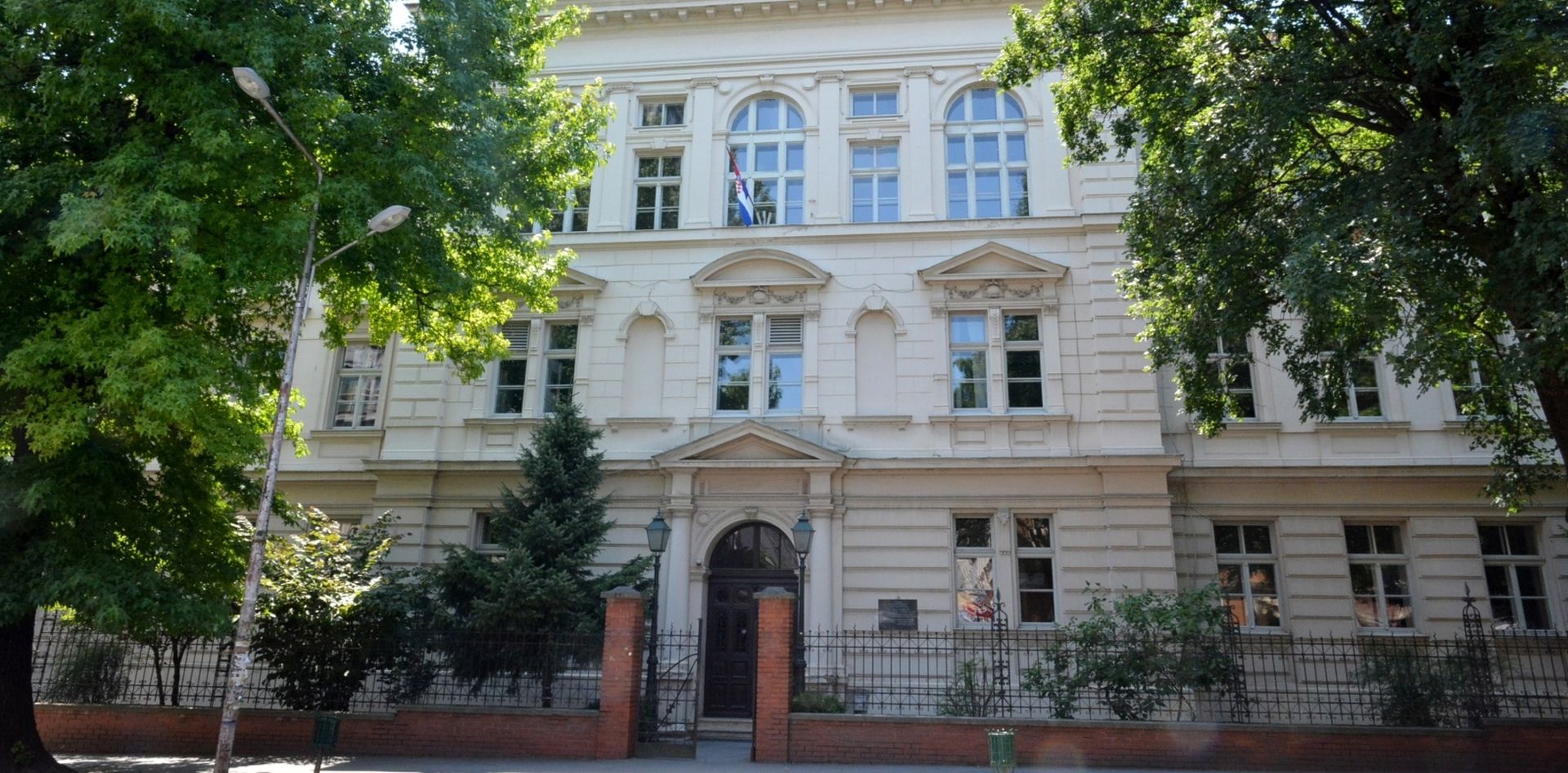 01.07.2015., Bjelovar - Damir Bajs, zupan Bjelovarsko-bilogorske zupanije, u cijem su vlasnistvu skole, najavio je obnovu gimnazije. Rijec je o projektu energetske ucinkovitosti vrijednom oko 1,4 milijuna kuna, kojim ce biti zamijenjena stolarija na skolskoj zgradi. Na radnom sastanku su bili predstavnici Zupanije i gimnazije predvodjeni ravnateljem Zelimirom Vujicem. 
Photo: Damir Spehar/PIXSELL