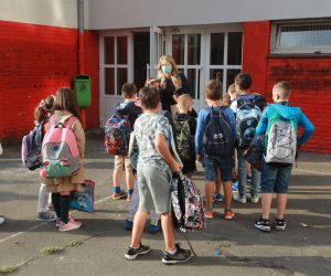 01, September, 2020, Belgrade - Departure of children in the new school year. . Photo: Milos Tesic/ATAImages/PIXSELL

01, septembar, 2020, Beograd - Polazak dece u novu skolsku godinu. . Photo: Milos Tesic/ATAImages/PIXSELL