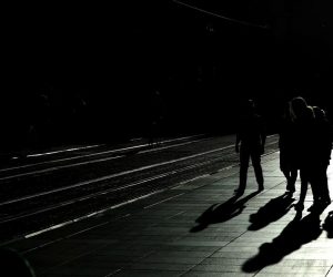 01.09.2020., Zagreb - Ilica. Sjene i ljudi u sjenama. Setajuci od zalaska sunca mnogi setaci postaju misteriozne siluete. Photo: Sanjin Strukic/PIXSELL