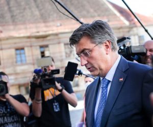 02.09.2020., Zagreb - Predsjednik Vlade RH Andrej Plenkovic dolazi u Sabor na 2. izvnarednu sjednicu koja je sazvana na zahtjev Vlade radi donosenja Zakona o obnovi nakon potresa. Photo: Emica Elvedji/PIXSELL