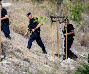 02.09.2020., Split - Potraga za odbjeglim optuzenikom za tesko ubojstvo Branimirom Caleta koji je pobjegao pravosudnim policajcima kada su ga sa Zupanijskog suda vodili prema sluzbenom kombiju kojim je trebao biti vracen u zatvor na Bilicama. Branimiru Caleta sudi se zbog ubojstva Ukrajinke Ganne Kitaeve, koja je bila u osmom mjesecu trudnoce. Photo: Milan Sabic/PIXSELL