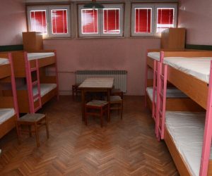 03.05.2019., Bjelovar - Zupan bjelovarsko-bilogorski Damir Bajs i gradonacelnik Dario Hrebak na konferenciji za medije potpisali ugovor o projektu prenamjene djackog u studentski dom. Nakon potpisa su obisli dom. Photo: Damir Spehar/PIXSELL
