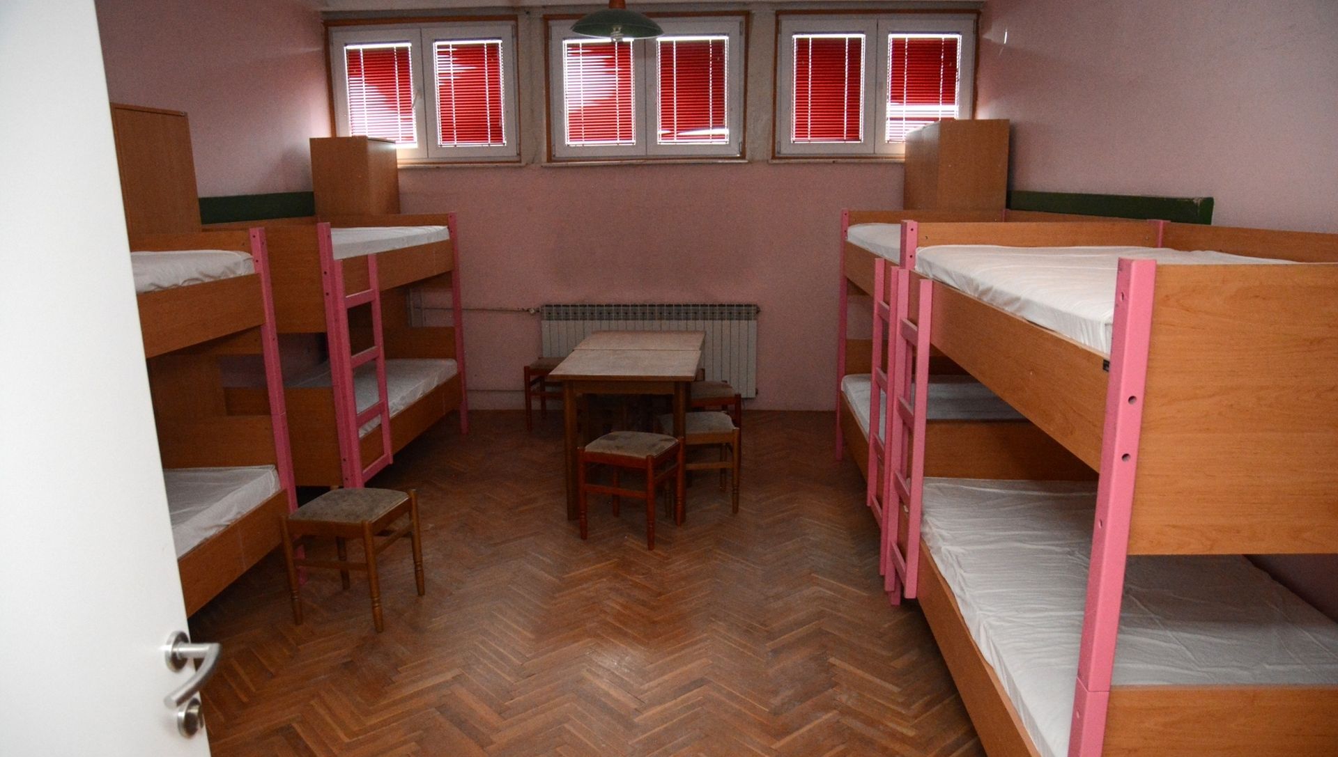 03.05.2019., Bjelovar - Zupan bjelovarsko-bilogorski Damir Bajs i gradonacelnik Dario Hrebak na konferenciji za medije potpisali ugovor o projektu prenamjene djackog u studentski dom. Nakon potpisa su obisli dom. Photo: Damir Spehar/PIXSELL