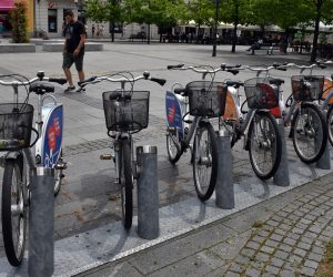 03.08.2020., Slavonski Brod - Grad Slavonski Brod gradjanima je omogucio besplatnu voznju javnim gradskim biciklima. Potrebno je samo obaviti registraciju u sustav putem nextbike aplikacije, aktivirati racun i unijeti kod SB2020 za koristenje 2 sata besplatne voznje.
Photo: Ivica Galovic/PIXSELL