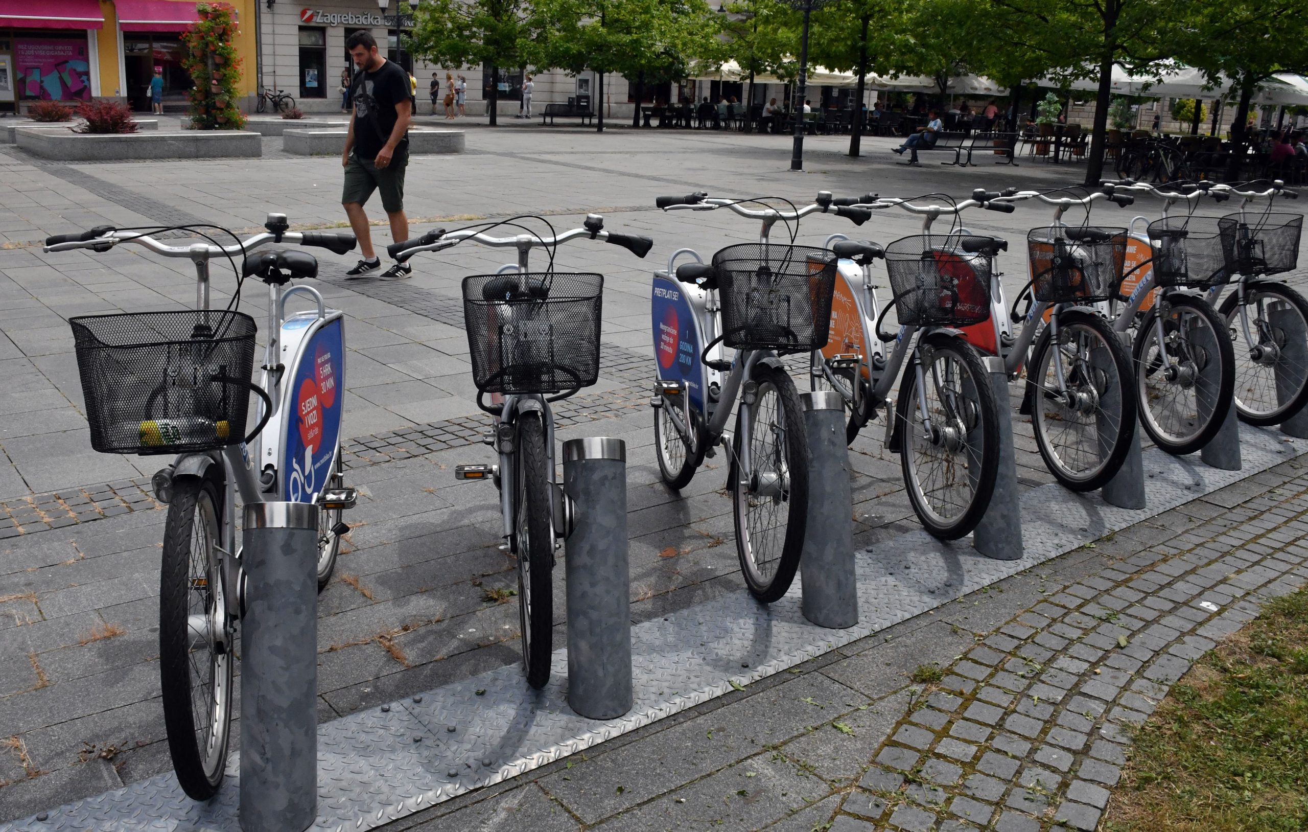 03.08.2020., Slavonski Brod - Grad Slavonski Brod gradjanima je omogucio besplatnu voznju javnim gradskim biciklima. Potrebno je samo obaviti registraciju u sustav putem nextbike aplikacije, aktivirati racun i unijeti kod SB2020 za koristenje 2 sata besplatne voznje.
Photo: Ivica Galovic/PIXSELL