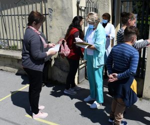 04.05.2020., Bjelovar - Drugom fazom popustanja mjera u svezi koronavirusa Bjelovarcani su od jutra stvorili veliki red cekajuci na ulaz u Opcu bolnicu, a guzva nije jenjavala tijekom cijelog prijepodneva. Dakle, mnogi pacijenti jedva su docekali da bolnicki odjeli iznova pocnu raditi. Photo: Damir Spehar/PIXSELL