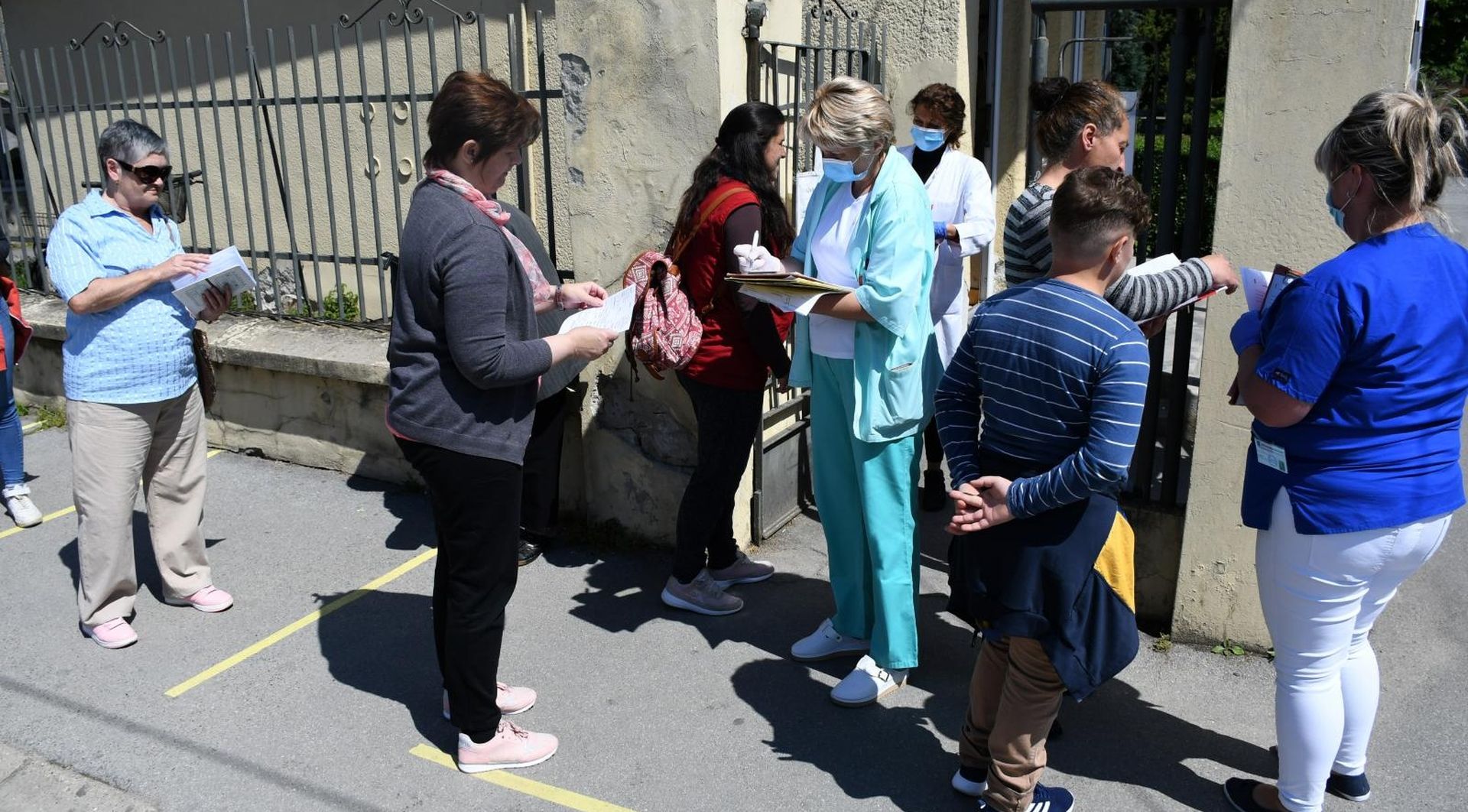 04.05.2020., Bjelovar - Drugom fazom popustanja mjera u svezi koronavirusa Bjelovarcani su od jutra stvorili veliki red cekajuci na ulaz u Opcu bolnicu, a guzva nije jenjavala tijekom cijelog prijepodneva. Dakle, mnogi pacijenti jedva su docekali da bolnicki odjeli iznova pocnu raditi. Photo: Damir Spehar/PIXSELL