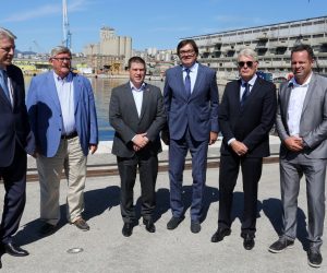 29.08.2020., Rijeka - Potpisivanje ugovora za izvodjenje radova u okviru projekta "Unaprjedjenje infrastrukture u Luci Rijeka - bazen Rijeka". Ugovor su, na De Francheschijevom gatu, potpisali predsjednik Uprave Luka Rijeka Dusko Grabovac  i direktor Kolektor Koling d.o.o Tine Vadnal. Potpisivanju ugovora svjedocili su ravnatelj Lucke uprave Denis Vukorepa, gradonacelnik Vojko Obersnel, zupan Zlatko Komadina i ministar Oleg Butkovic.
Photo: Goran Kovacic/PIXSELL