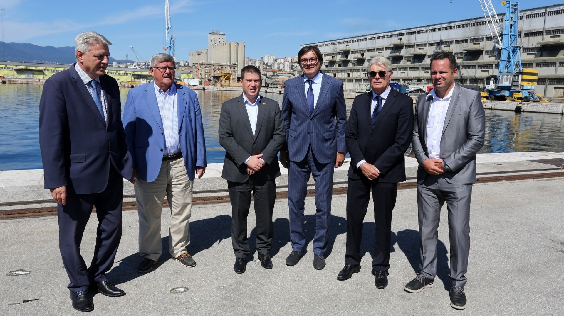 29.08.2020., Rijeka - Potpisivanje ugovora za izvodjenje radova u okviru projekta "Unaprjedjenje infrastrukture u Luci Rijeka - bazen Rijeka". Ugovor su, na De Francheschijevom gatu, potpisali predsjednik Uprave Luka Rijeka Dusko Grabovac  i direktor Kolektor Koling d.o.o Tine Vadnal. Potpisivanju ugovora svjedocili su ravnatelj Lucke uprave Denis Vukorepa, gradonacelnik Vojko Obersnel, zupan Zlatko Komadina i ministar Oleg Butkovic.
Photo: Goran Kovacic/PIXSELL