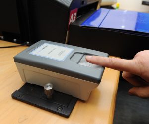 04.12.2014., Murter - Saltersko mobilno vozilo Ministarstva unutarnjih poslova u kojem se obavljaju upravni poslovi, izdavanje osobnih iskaznica, prijava boravka izdavanje vozackih dozvola od danas je na usluzi ziteljima Sibensko-kninske zupanije. Prva postaja mobilnog salterskog vozila bila je na otoku Murteru, gdje su gradjani mogli potraziti uslluge MUP-a.
Photo: Hrvoje Jelavic/PIXSELL