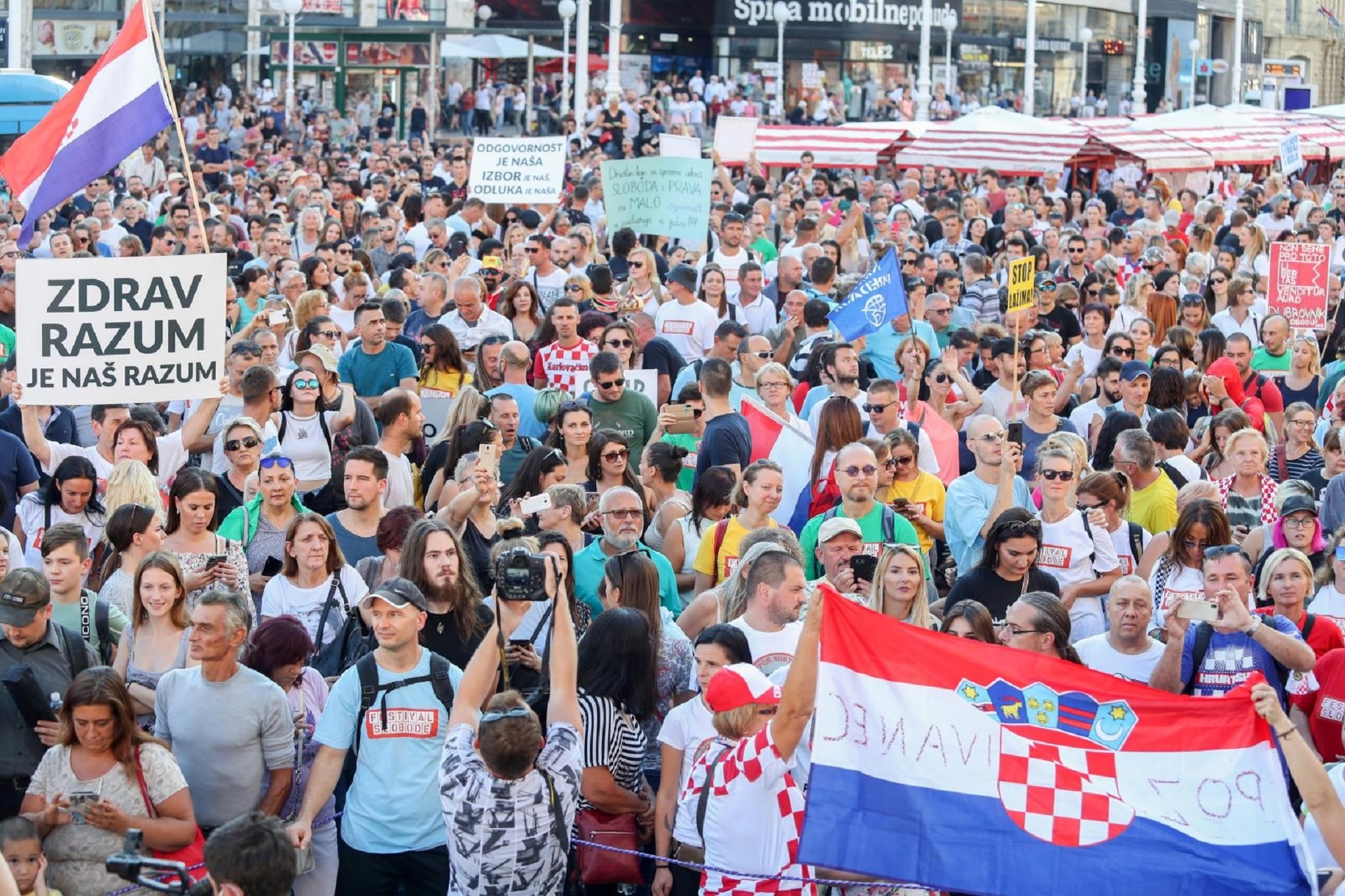 05.09.2020., Zagreb - Na Trgu bana Josipa Jelacica odrzan je Festival slobode protiv "ogranicenja slobode kretanja i druzenja, nametanja fizicke distance i uskracivanja fizickoga kontakta" u organizaciji gradjanske inicijative "Prava i slobode". Photo: Luka Stanzl/PIXSELL