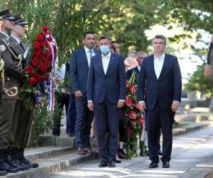 Na otoku Rabu obiljezena je 77. obljetnica oslobodjenja interniraca iz talijanskog fasističkog koncentracijskog logora Kampor. Nakon polaganja vijenaca i paljenja svijeca na spomen-groblju Kampor u Gradskoj knjiznici Rab otvorena je fotografsko-dokumentarna izlozbe "Posljednji svjedoci / Zadnji pricevalci“ i izlozba "Tkanine otpora: glasovi zena". Predsjednik Republike Hrvatske Zoran Milanovic i predsjednik Republike Slovenije Borut Pahor Photo: Goran Kovacic/PIXSELL