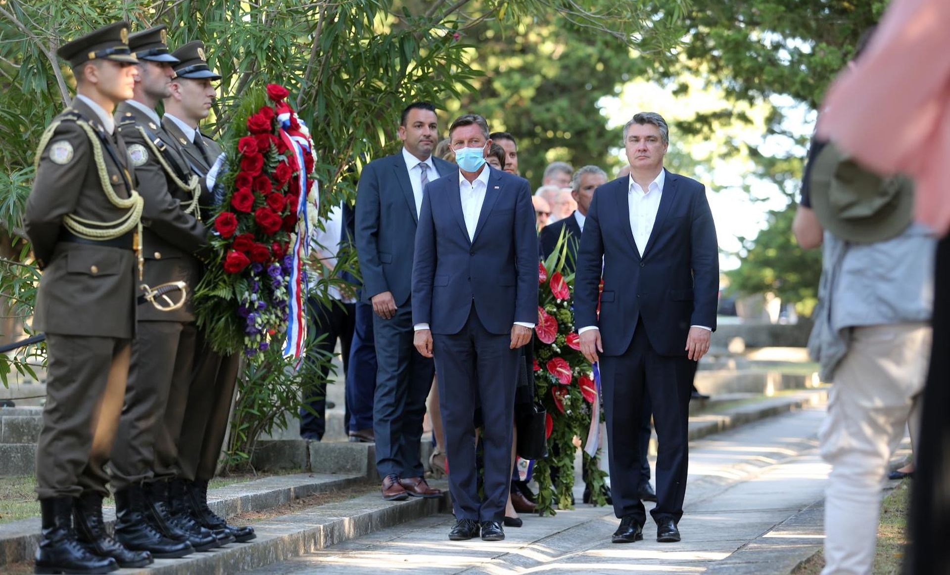 Na otoku Rabu obiljezena je 77. obljetnica oslobodjenja interniraca iz talijanskog fasističkog koncentracijskog logora Kampor. Nakon polaganja vijenaca i paljenja svijeca na spomen-groblju Kampor u Gradskoj knjiznici Rab otvorena je fotografsko-dokumentarna izlozbe "Posljednji svjedoci / Zadnji pricevalci“ i izlozba "Tkanine otpora: glasovi zena". Predsjednik Republike Hrvatske Zoran Milanovic i predsjednik Republike Slovenije Borut Pahor Photo: Goran Kovacic/PIXSELL
