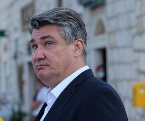 Na otoku Rabu obiljezena je 77. obljetnica oslobodjenja interniraca iz talijanskog fasističkog koncentracijskog logora Kampor. Nakon polaganja vijenaca i paljenja svijeca na spomen-groblju Kampor u Gradskoj knjiznici Rab otvorena je fotografsko-dokumentarna izlozbe "Posljednji svjedoci / Zadnji pricevalci“ i izlozba "Tkanine otpora: glasovi zena". Predsjednik Republike Hrvatske Zoran Milanovic Photo: Goran Kovacic/PIXSELL