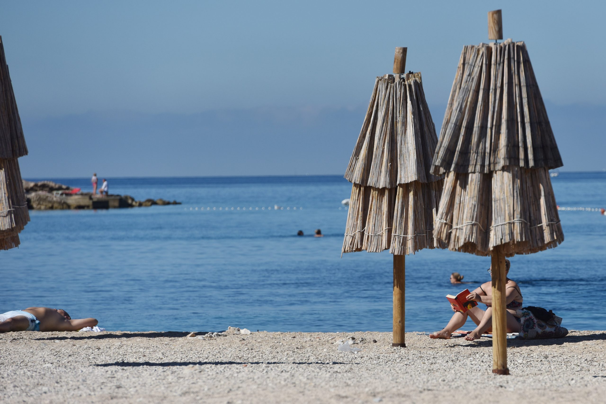 06.09.2020., Primosten - Domaci i strani turisti uzivaju u lijepom rujanskom dana na plazama u Primostenu.
Photo: Hrvoje Jelavic/PIXSELL