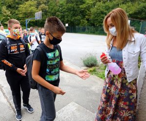 07.09.2020., Ozalj - Prvi dan nove skolske godine u Osnovnoj skoli Slava Raskaj u Ozlju. Zbog pandemije koronavirusa nastava se odvija po epidemioloskim mjerama, ucenici visih razreda u skolu ulaze sa maskama, dezinficiraju se ruke. 
Photo: Kristina Stedul Fabac/PIXSELL