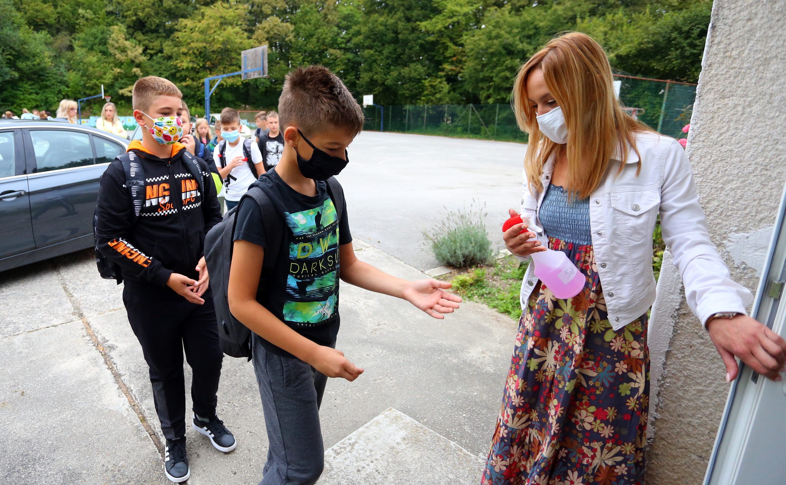 07.09.2020., Ozalj - Prvi dan nove skolske godine u Osnovnoj skoli Slava Raskaj u Ozlju. Zbog pandemije koronavirusa nastava se odvija po epidemioloskim mjerama, ucenici visih razreda u skolu ulaze sa maskama, dezinficiraju se ruke. 
Photo: Kristina Stedul Fabac/PIXSELL