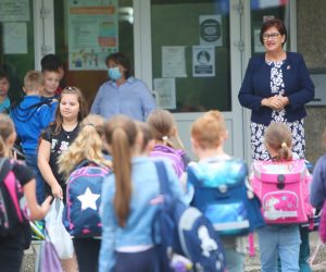 07.09.2020., Ozalj - Prvi dan nove skolske godine u Osnovnoj skoli Slava Raskaj u Ozlju. Zbog pandemije koronavirusa nastava se odvija po epidemioloskim mjerama, ucenici visih razreda u skolu ulaze sa maskama, dezinficiraju se ruke. 
Photo: Kristina Stedul Fabac/PIXSELL