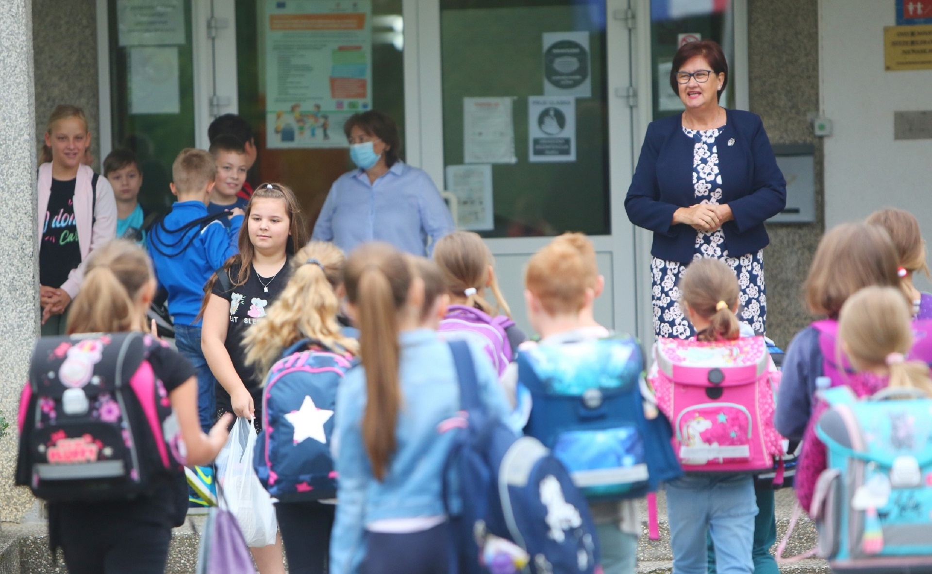 07.09.2020., Ozalj - Prvi dan nove skolske godine u Osnovnoj skoli Slava Raskaj u Ozlju. Zbog pandemije koronavirusa nastava se odvija po epidemioloskim mjerama, ucenici visih razreda u skolu ulaze sa maskama, dezinficiraju se ruke. 
Photo: Kristina Stedul Fabac/PIXSELL