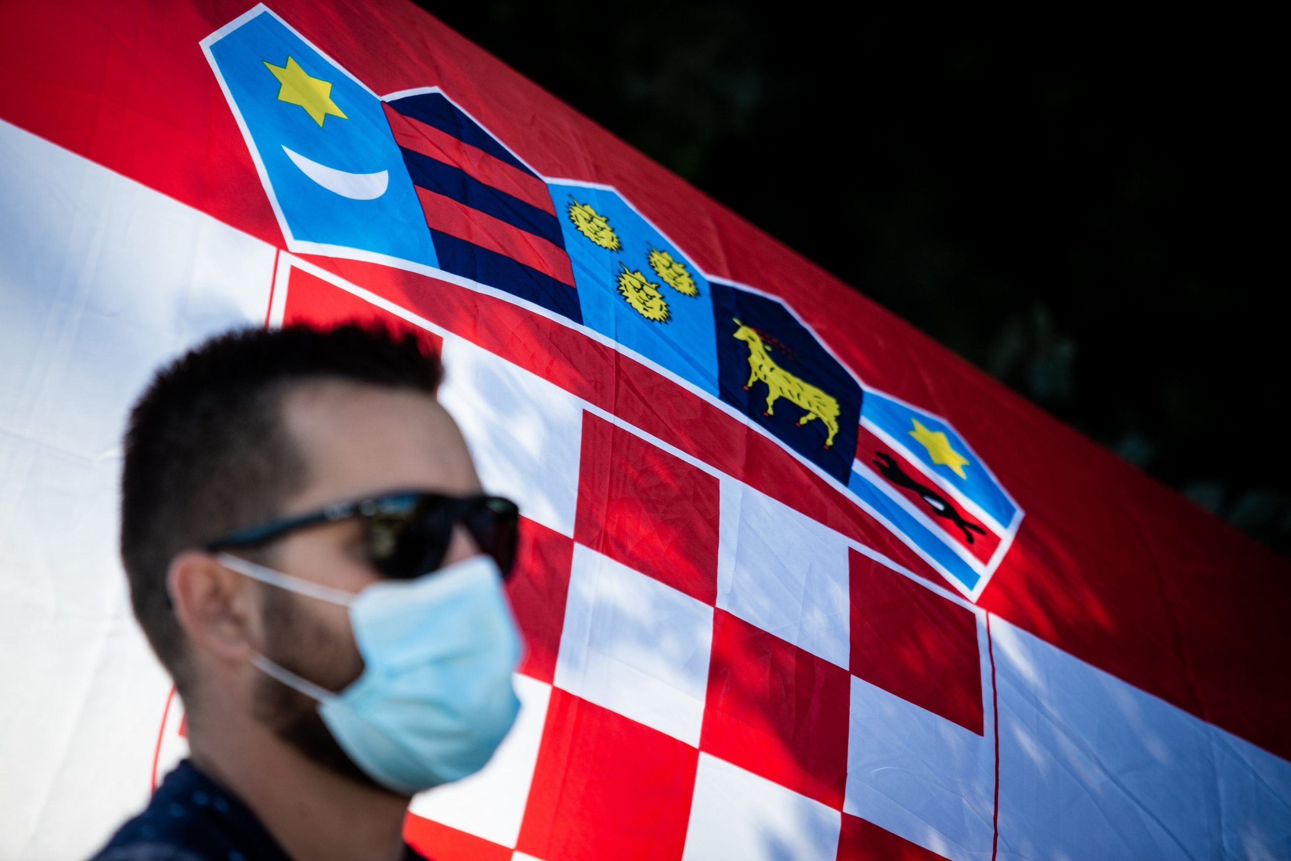 07.09.2020., Split - Ilustracija gradana s maskom ispred hrvatske zastave.
Photo:j Milan Sabic/PIXSELL