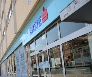 08.04.2020., Sibenik  - Na vratima nekih banaka u Sibeniku vidno je istaknut natpis upozorenja i zabrane ulaska u banku sa maskom na licu.
Photo: Dusko Jaramaz/PIXSELL
