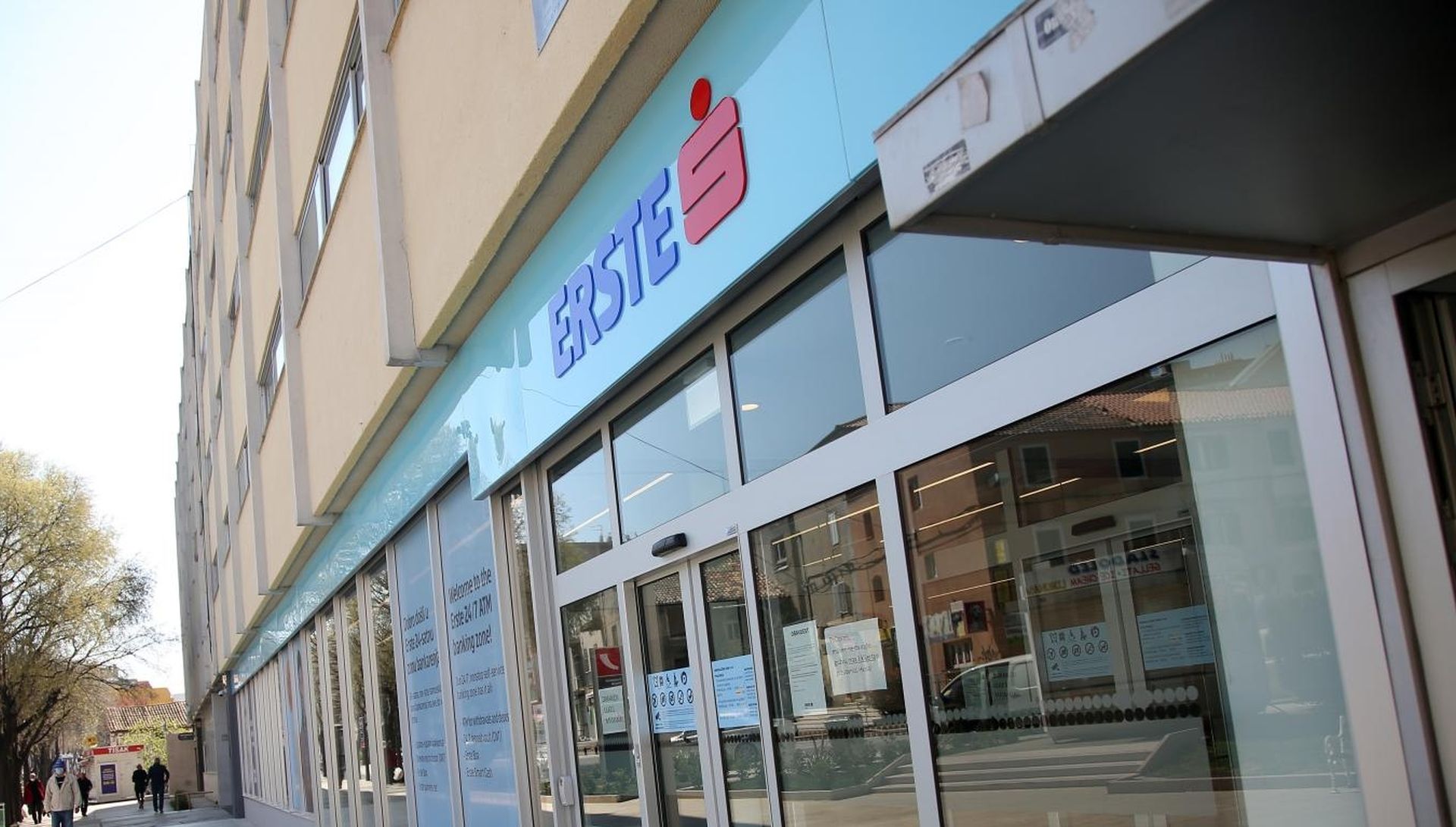 08.04.2020., Sibenik  - Na vratima nekih banaka u Sibeniku vidno je istaknut natpis upozorenja i zabrane ulaska u banku sa maskom na licu.
Photo: Dusko Jaramaz/PIXSELL