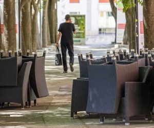 08.05.2020.., Pula - 
Ugostitelji u Puli pripremaju vanjske terase za otvaranje tijekom trece faze popustanja mjera.
Photo: Srecko Niketic/PIXSELL