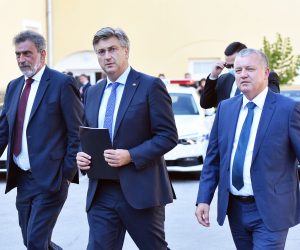08.09.2020., Cakovec - Ministar znanosti i obrazovanja Radovan Fuchs,  predsjednik Vlade RH Andrej Plenkovic i ministar prostornog uredjenja, graditeljstva i drzavne imovine Darko Horvat dolaze na radni sastanak s medjimurskim zupanom Matijom Posavcom. Photo: Vjeran Zganec Rogulja/PIXSELL