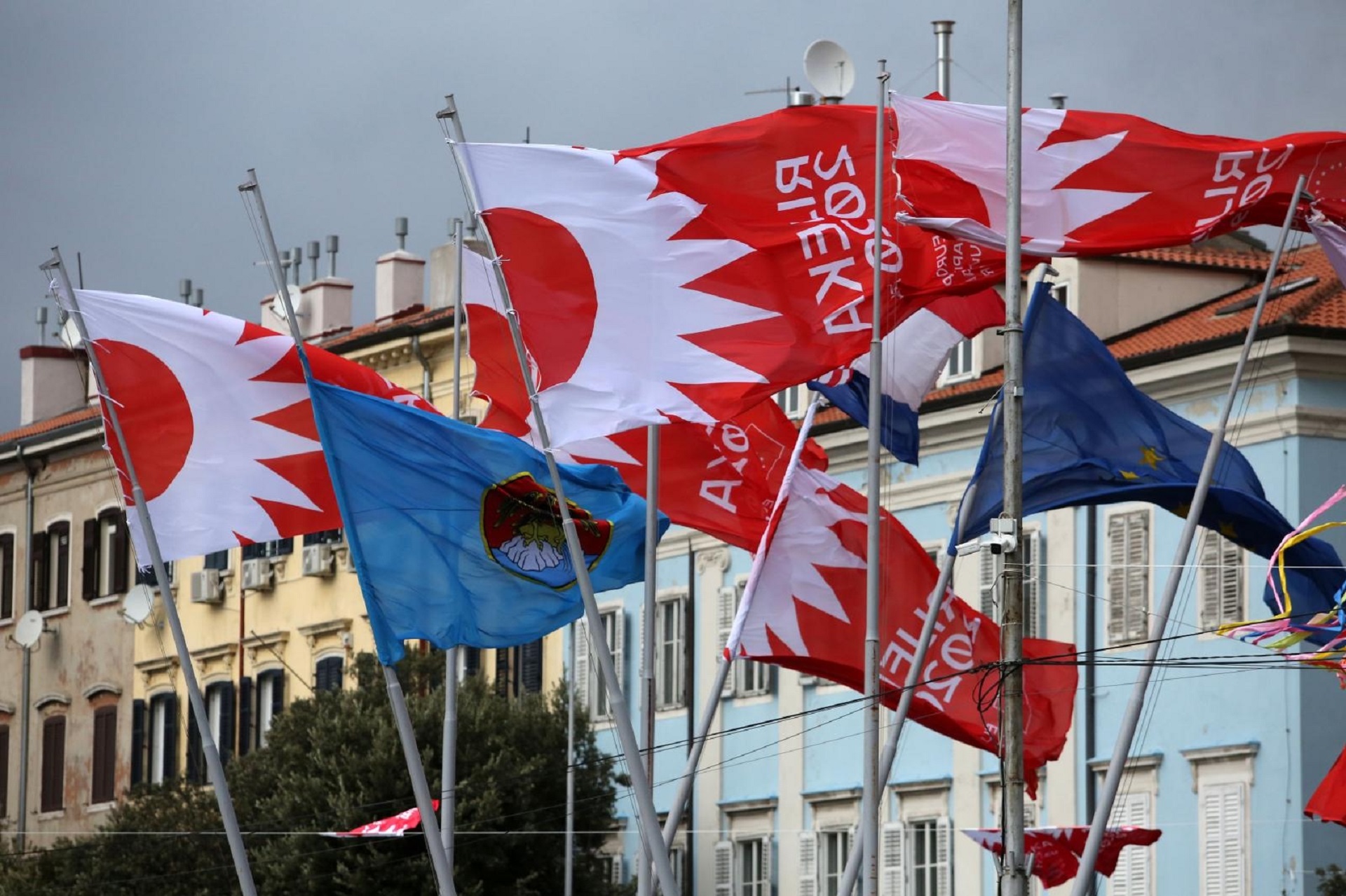 10.02.2020.,  Rijeka -  Zastave Hrvatske, Europske unije, Grada Rijeke i Rijeke 2020 EPK postavljene na rivi vijore na jakom jugu.
Photo:Goran Kovacic/PIXSELL