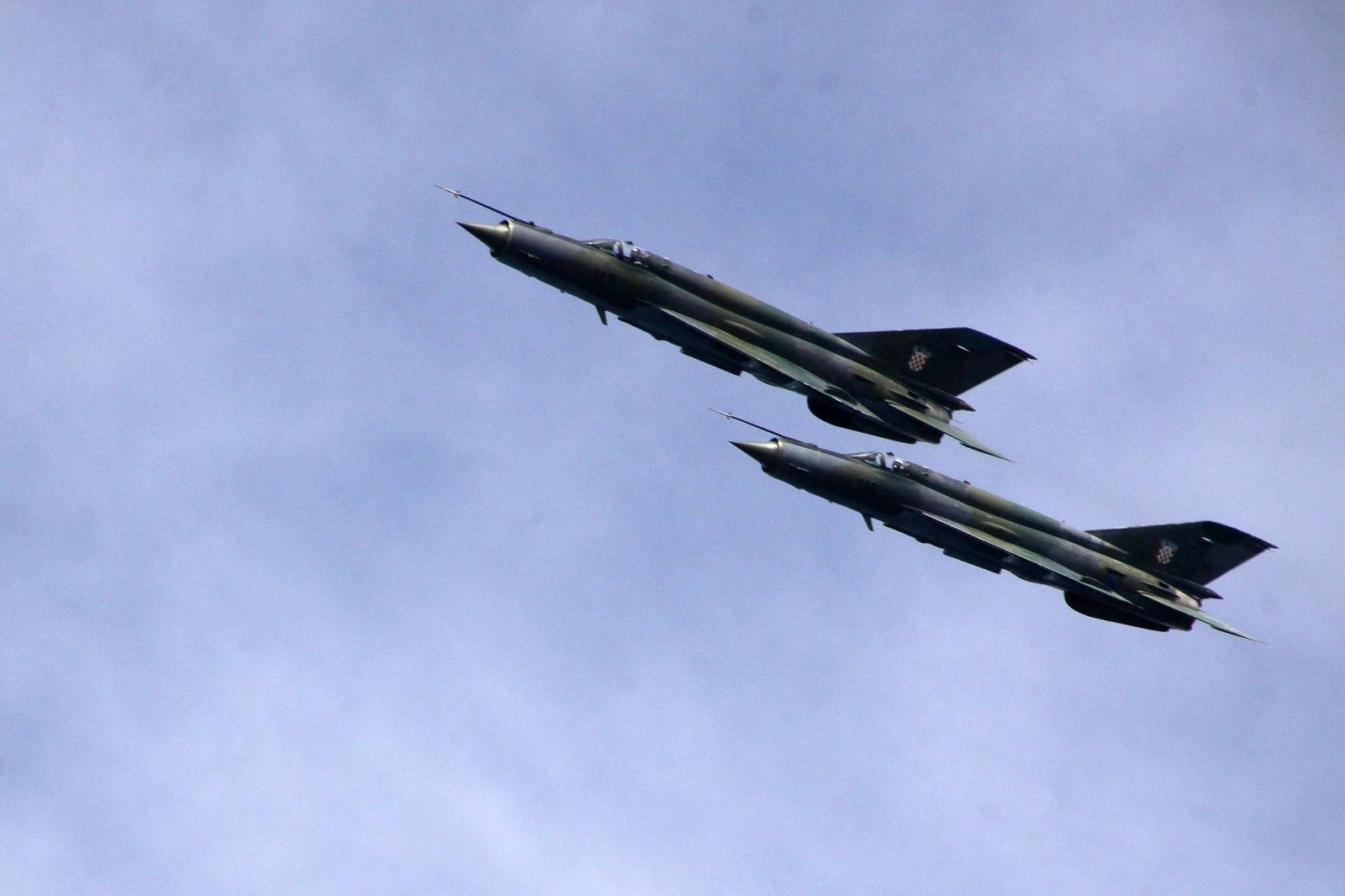 10.05.2013., Pula - Nebom iznad grada nadlijetala su dva borbena aviona MiG-21, upravo kad je delegacija rezervnih casnika OMV (Oesterreichischer Marineverband) iz Beca polagala vijenac na mjestu potonuca bojnog broda Viribus Unitis u sklopu vjezbe koja se odvija nad Jadranskoim morem.
Photo: Dusko Marusic/PIXSELL