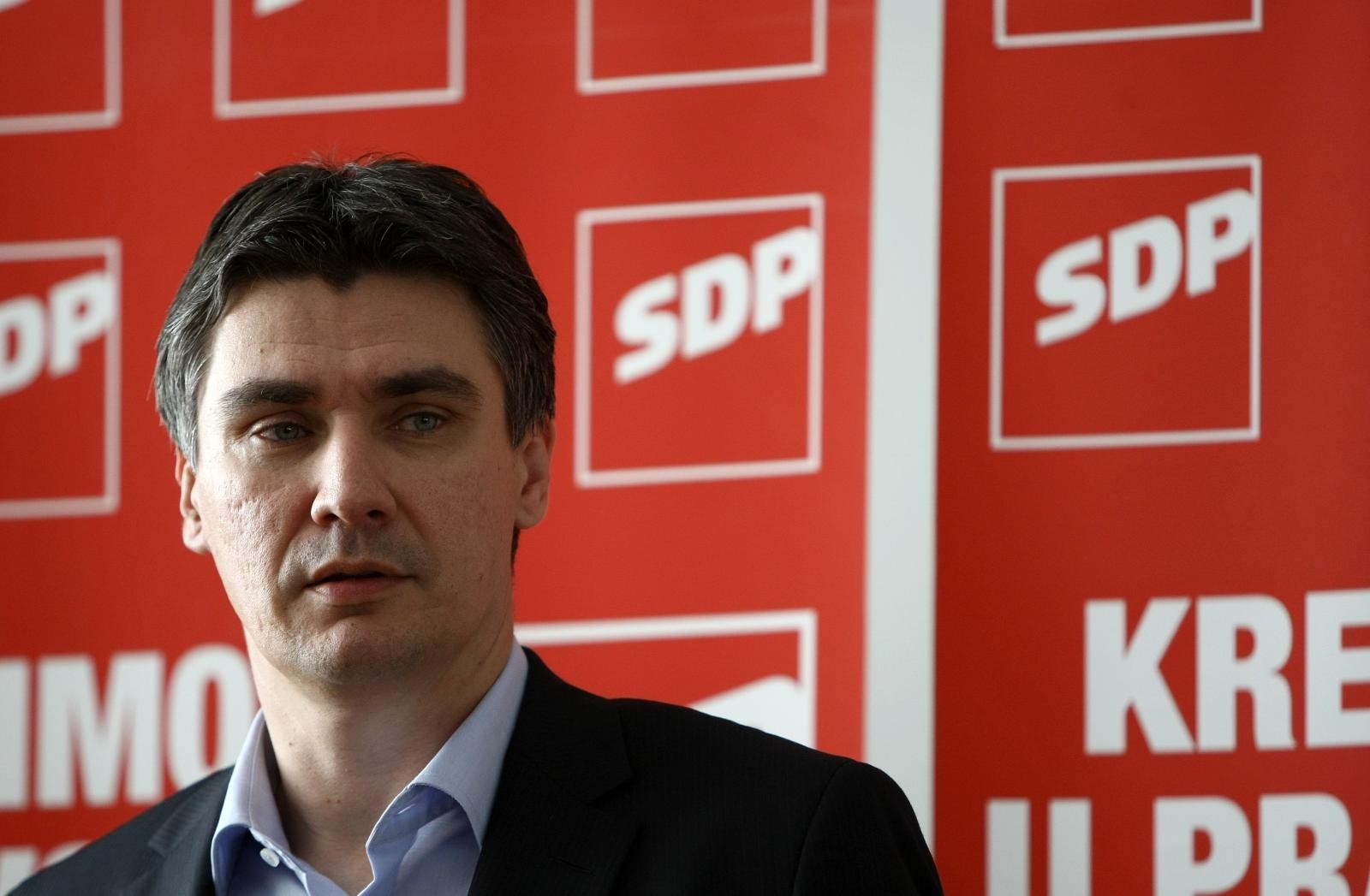 14.06.2010., Iblerov trg 9, Zagreb - sjediste SDP-a. Odgovor Zorana Milanovica na kritike Jadranke Kosor. Premijerka je rekla kako je Milanovicu lako gledati na krizu kad mu placica stigne svaki mjesec, dok Vlada treba uprijeti za svaku pa i njegovu placu.
Photo: Sanjin Strukic/PIXSELL