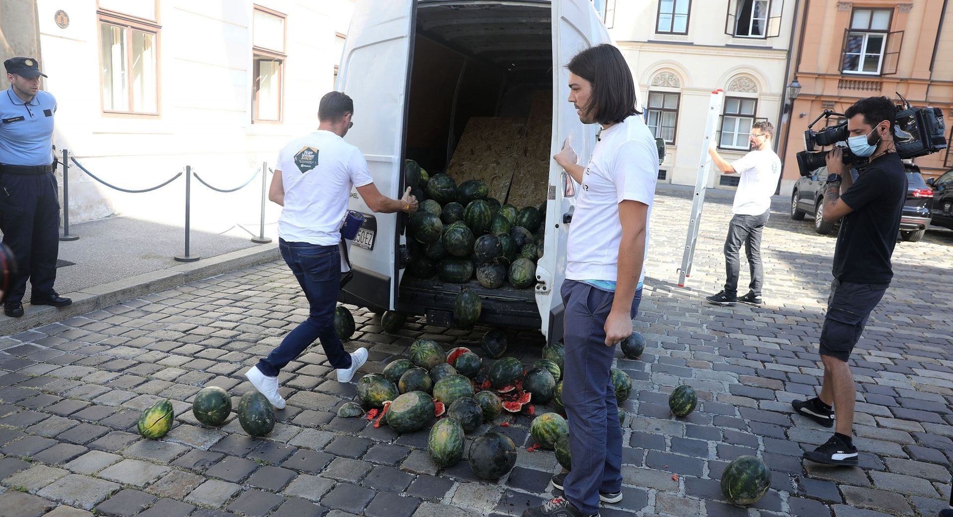 10.09.2020.,Zagreb - Europarlamentarac Ivan Vilibor Sincic izveo je danas neobican 'performans' na Markovu trgu, pred zgradom Vlade.Organizirao je da se ondje, pred vratima Vlade, iskrca hrpu lubenica, sve kako bi ukazao na neravnopravan polozaj hrvatskih i ostalih europskih poljoprivrednika.
Photo: Patrik Macek/PIXSELL