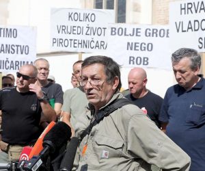 10.09.2020., Zagreb - Na Trgu svetog Marka danas su prosvjedovali pirotehnicari. Razlog prosvjeda bio je visemjesecno kontinuirano otkazivanja ugovora o radu i smanjenja broja pirotehnicara, te neuspjeli progovori s predstavnicima MUP-a i Vlade. 
Photo: Patrik Macek/PIXSELL
