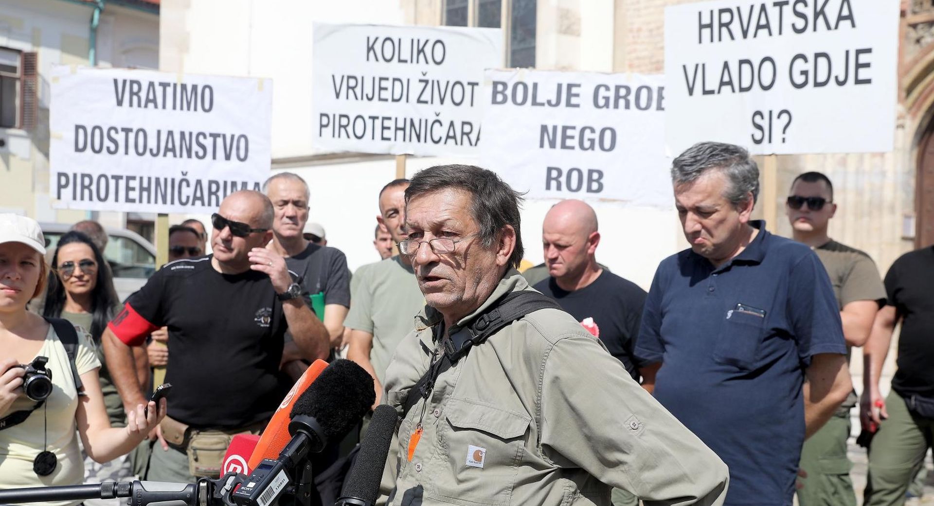 10.09.2020., Zagreb - Na Trgu svetog Marka danas su prosvjedovali pirotehnicari. Razlog prosvjeda bio je visemjesecno kontinuirano otkazivanja ugovora o radu i smanjenja broja pirotehnicara, te neuspjeli progovori s predstavnicima MUP-a i Vlade. 
Photo: Patrik Macek/PIXSELL