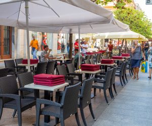 10.09.2020.., Pula - 
Udruga ugostitelja Kvarnera i Istre pokrenula je akciju 5 do 12, potaknutu porazavajucim rezultatima istrazivanja o poslovanju ugostiteljskih objekata u 2020. godini. Svoje objekte su zatvorili s pocetkom u 11 sati i 55 minuta na 60 minuta.
Photo: Srecko Niketic/PIXSELL