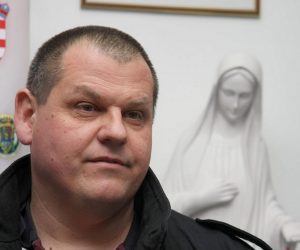 23.12.2010., Karlovac - Hrvatski branitelj Mihajlo Hrastov nakon oslobadjajuce presude Ustavnog suda izasao iz zatvora u Lepoglavi gdje je sluzio zatvorsku kaznu. Hrastov je bio osuden za ratni slucaj Koranski most u kojem je ubijeno 13 rezervista JNA. Hrastov se susreo s karlovackim braniteljima. 
Photo: Kristina Stedul Fabac/PIXSELL