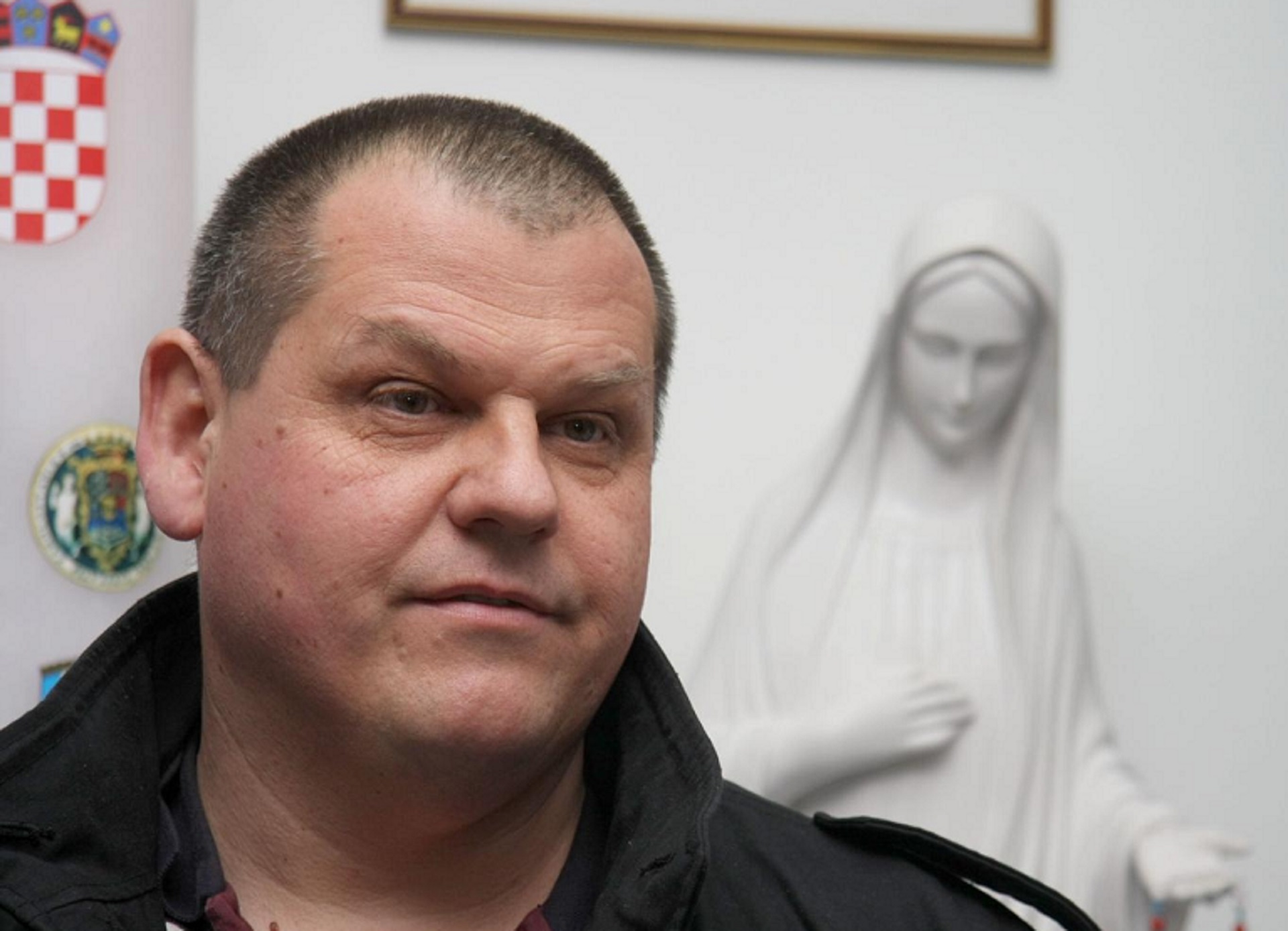 23.12.2010., Karlovac - Hrvatski branitelj Mihajlo Hrastov nakon oslobadjajuce presude Ustavnog suda izasao iz zatvora u Lepoglavi gdje je sluzio zatvorsku kaznu. Hrastov je bio osuden za ratni slucaj Koranski most u kojem je ubijeno 13 rezervista JNA. Hrastov se susreo s karlovackim braniteljima. 
Photo: Kristina Stedul Fabac/PIXSELL