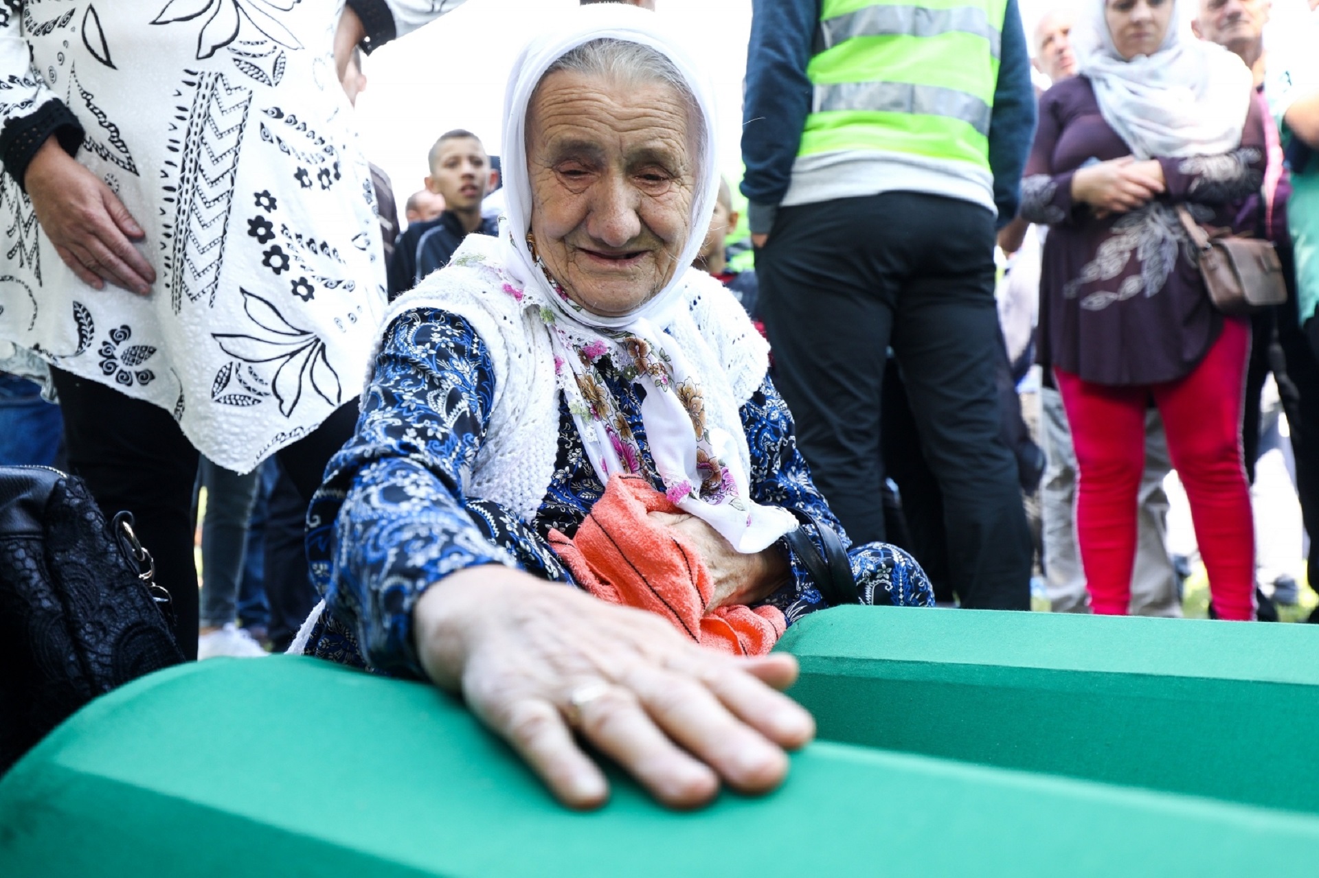 11.07.2019., Potocari, Bosna i Hercegovina - 
Obitelj i prijatelji u suzama obilaze Memorijalni centar u Potocarima. Nekoliko tisuca ljudi jutros je doslo u Pocare na obiljezavanje 24. godisnjice genocida u Srebrenici.
Photo: Armin Durgut/PIXSELL
