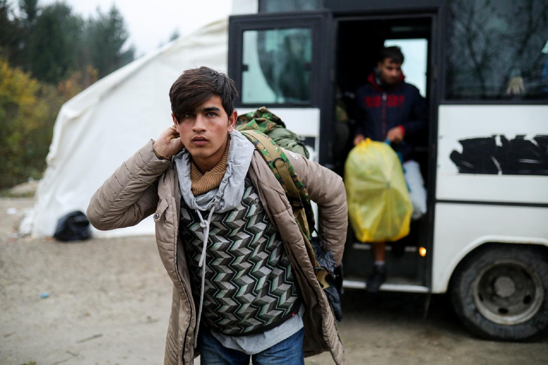 11.11.2019., Bihac, Bosna i Hercegovina - U kampu Vucjak u blizini Bihaca boravi izmedju 1000 i 2000 migranta. Taj broj varira jer migranti svakodnevno idu u "game", nakon kojeg se mnogi pretuceni vrate u kamp. Kamp se nalazi 8 km od granice. U posljednih nekoliko dana temperature se krecu oko 0 stupnjeva. Kamp se nalazi 8 km od granice s Hrvatskom. Autobus sa nekoliko migranta koji su uhvaceni u pokusaju da predju granicu stigao u kamp.
Photo: Armin Durgut/PIXSELL
