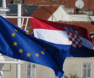 12.01.2015., Split - Europska i hrvatska zastava na carinskom gatu.
Photo: Ivo Cagalj/PIXSELL