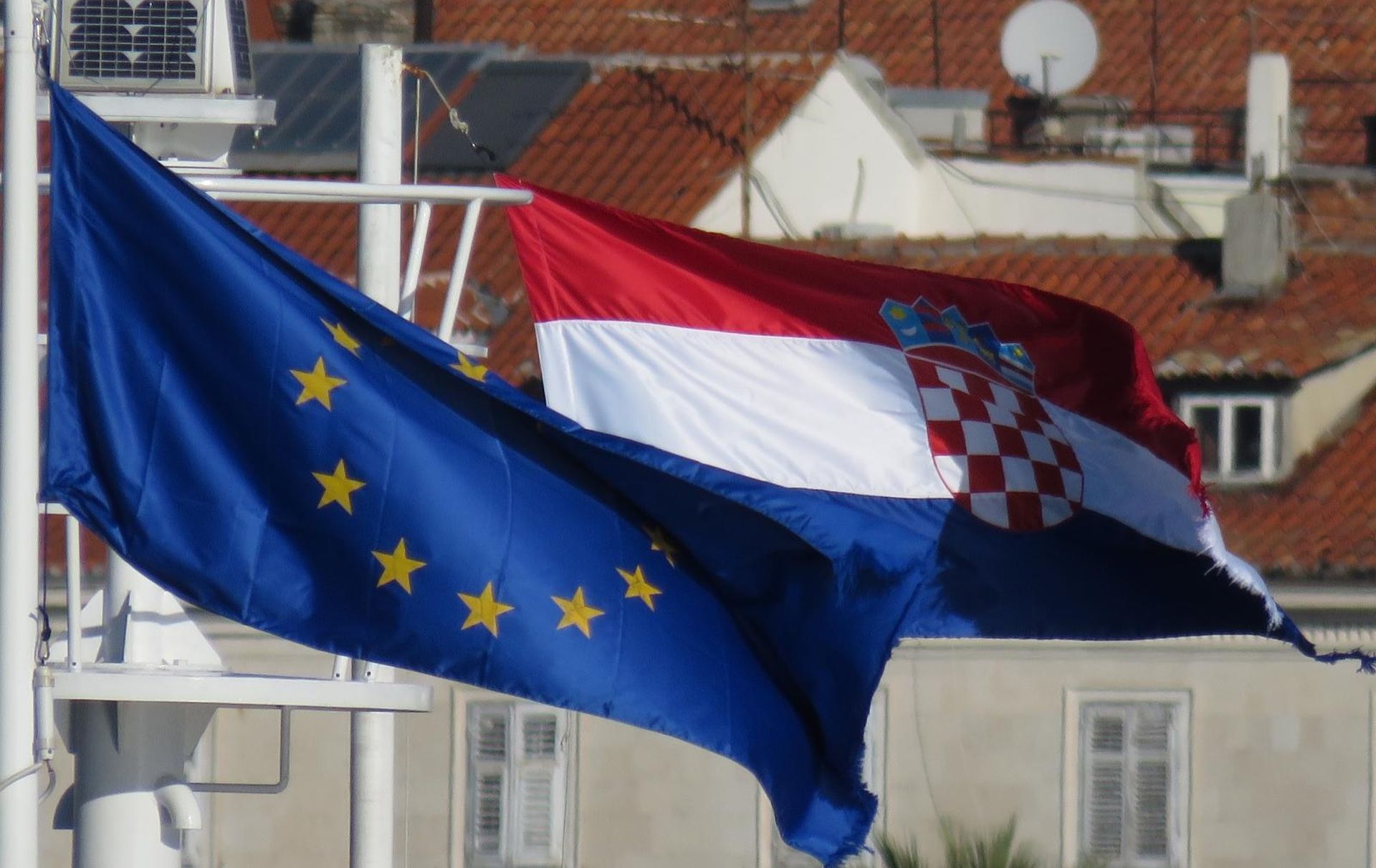 12.01.2015., Split - Europska i hrvatska zastava na carinskom gatu.
Photo: Ivo Cagalj/PIXSELL