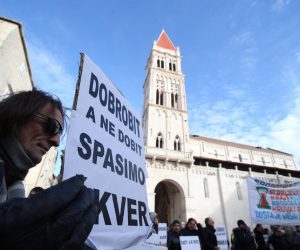 12.01.2019., Trg Ivana Pavla II, Trogir - Sindikalisti Brodotrogira organzirali mirni prosvjed kojem se odazvao velik broj radnika. Upozorili su na tesko stanje u brodogradnji i podrzali nastavak brodogradnje u gradovima.
Photo: Ivo Cagalj/PIXSELL