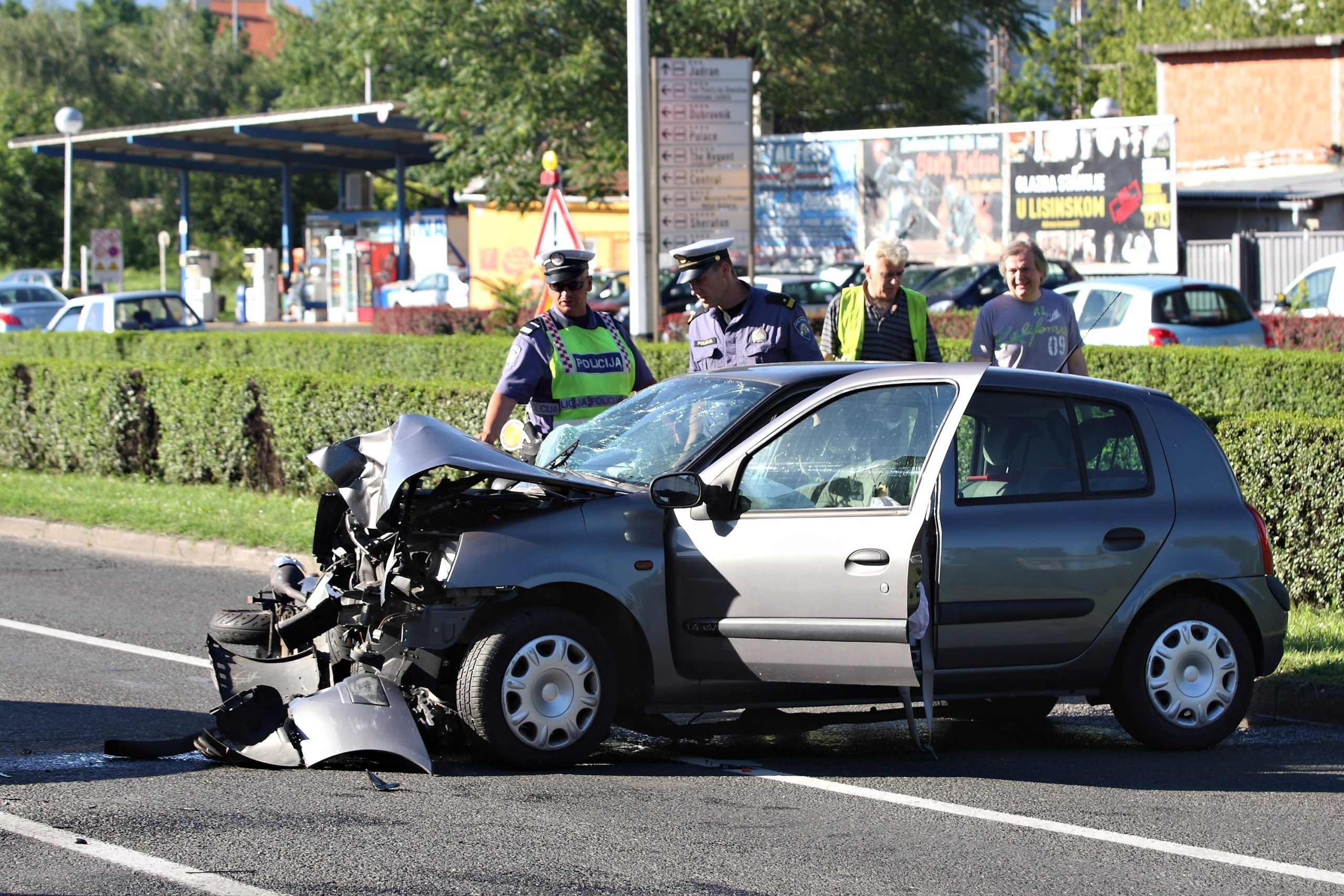 15.06.2012., Zagreb -  U sudaru skutera i automobila Renault Clio na Drzicevoj aveniji kod Autobusnog kolodvora, u smjeru prema Novom Zagrebu, ozlijedjene su dvije osobe. Policija obavlja ocevid.

Photo: Davor Puklavec/PIXSELL