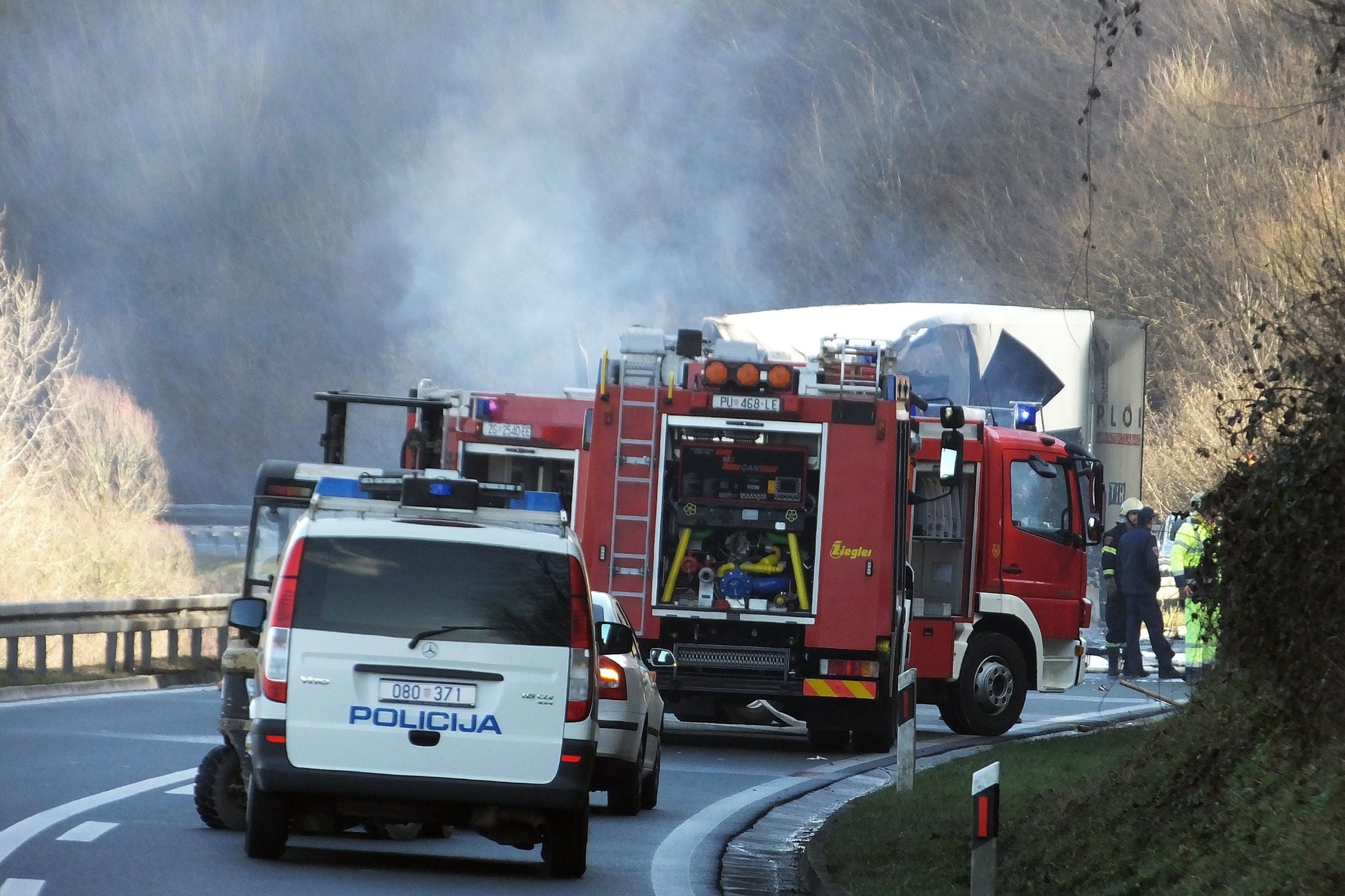13.01.2015., Cerovlje - Oko 10:30 sati na dionici Cerovlje-Ivoli dogodila se prometna nezgoda u kojoj su sudjelovali osobno i teretno vozilo koje se kretalo iz smjera Pazina prema tunelu Ucka. 
Osobno vozilo je iz  nepoznatih razloga skrenulo s voznog traka i udarilo u kamion koji se kretao iz suprotnog smjera te od siline udarca izazvalo pozar na teretnom vozilu.
Jedna osoba je poginula - rijec je o vozacu automobila, a automobil je uslijed sudara podletio pod kamion koji se nakon toga zapalio. 
Dionica Cerovlje-Ivoli Istarskog ipsilona je trenutno zatvorena za sav promet. 
Photo: Dusko Marusic/PIXSELL