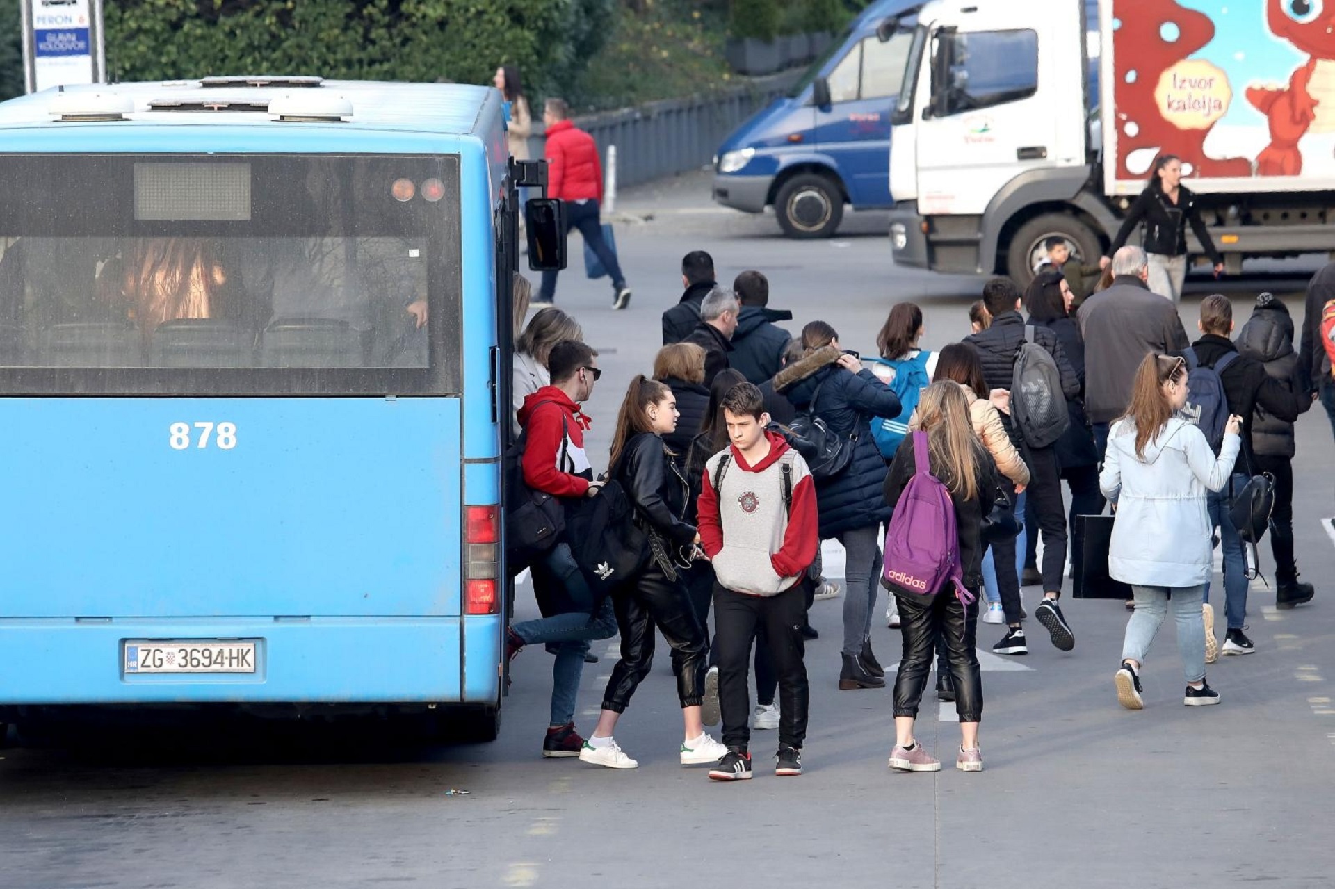 13.03.2020., Zagreb - Jutarnja guzva u zagrebackom javnom prijevozu. Ako dodje do slobodne cirkulacije koronavirusa autobusi i tramvaji, nakon zabrane javnih okupljanjam mogu postati najveca potencijalna opasnost za sirenje bolesti. 
Photo: Patrik Macek/PIXSELL