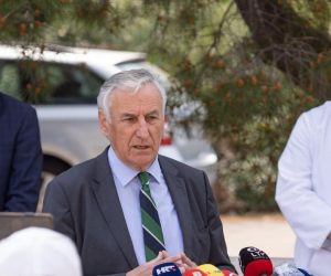 13.04.2020., OB Dubrovnik, Dubrovnik - Konferencija za medije stozera CZ. Imamo sest novih pozitivnih na koronavirus, to ocjenjujemo stabilnim stanjem, no imamo i dva proboja u dva doma za starije," izjavio je zupan Nikola Dobroslavic te zahvalio svim zurnim sluzbama. Istaknuo bih njihove korake po pitanju proboja u domove za starije. Dom za starije iz Ploca je posve zbrinut, korisnici i zaposlenici. Oni su nazalost svi pozitivni. Nekoliko pozitivnih koje smo utvrdili su takodjer zbrinuti u OB Dubrovnik. Vrsi se dnevni, jos cesci nadzor nad onima koji su negativni u ovom casu iz doma za starije u Dubrovniku," kazao je zupan dodavsi kako 'ne treba stigmatizirati ljude koje imaju koronavirus, jer to moze biti bilo tko od nas'.
Photo: Grgo Jelavic/PIXSELL